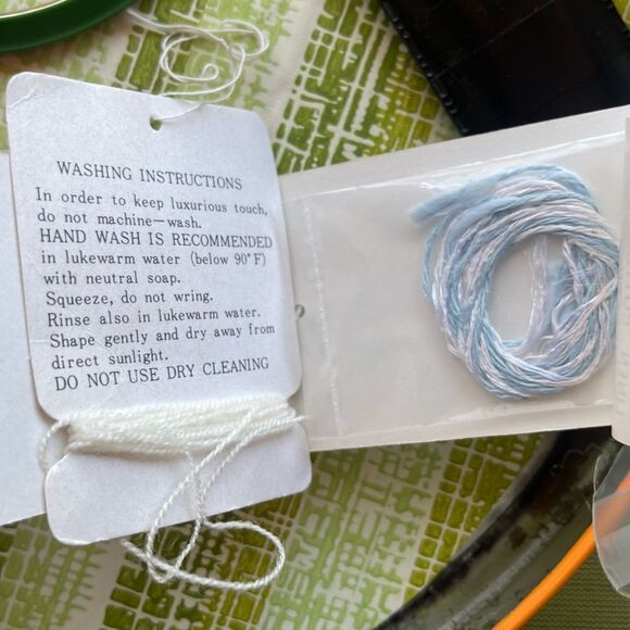 Vintage Sewing Needles Nurge Bobbins Pin Cushions Scissor Thread Neiman’s Tin - Picture 15 of 16